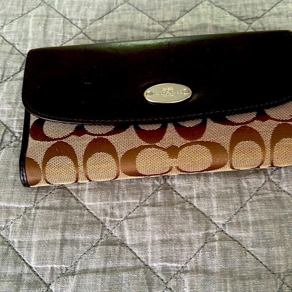 Coach  trifold wallet in GUC - Picture 1 of 9